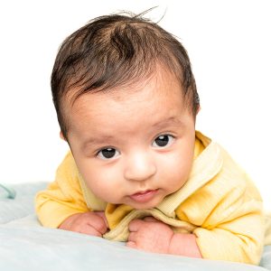 Neugeborenenportrait – Baby Neil kurz nach der Geburt – Babyfotograf München