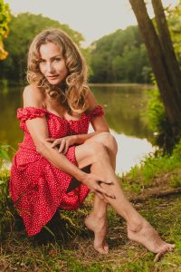 Outdoor Portrait von Angelika Bareuther am See – Sommerfotografie in Ebersberg