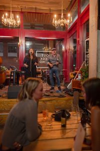 Konzertfoto beim Lost Weekend Open Mic München – Musikerin in einer Indie-Bar, aufgenommen mit Nikon Z5