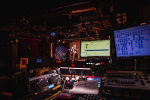 Songslam München April 2025 – Weitwinkelaufnahme der Bühne beim Musik- und Lyrikwettbewerb, Eventfotografie
