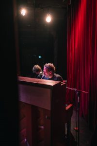 Performer beim Songslam München April 2025 – Porträtfoto eines Künstlers auf der Bühne, Eventfotografie