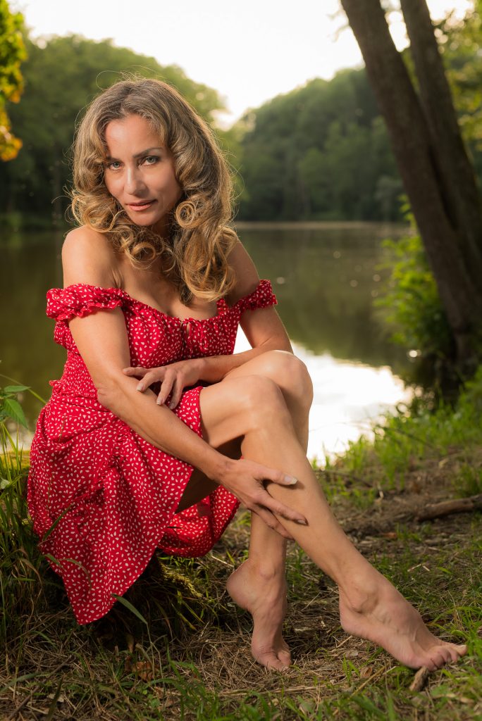 Outdoorportrait Frau im roten Sommerkleid am See, Portraitfotograf München