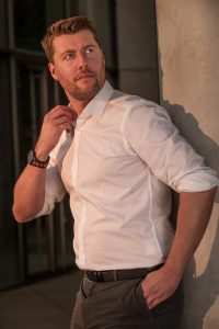 Business Portrait Mann im weißen Hemd outdoor, Portraitfotograf München Kunstareal