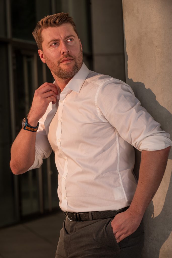Business Portrait Mann im weißen Hemd outdoor, Portraitfotograf München Kunstareal