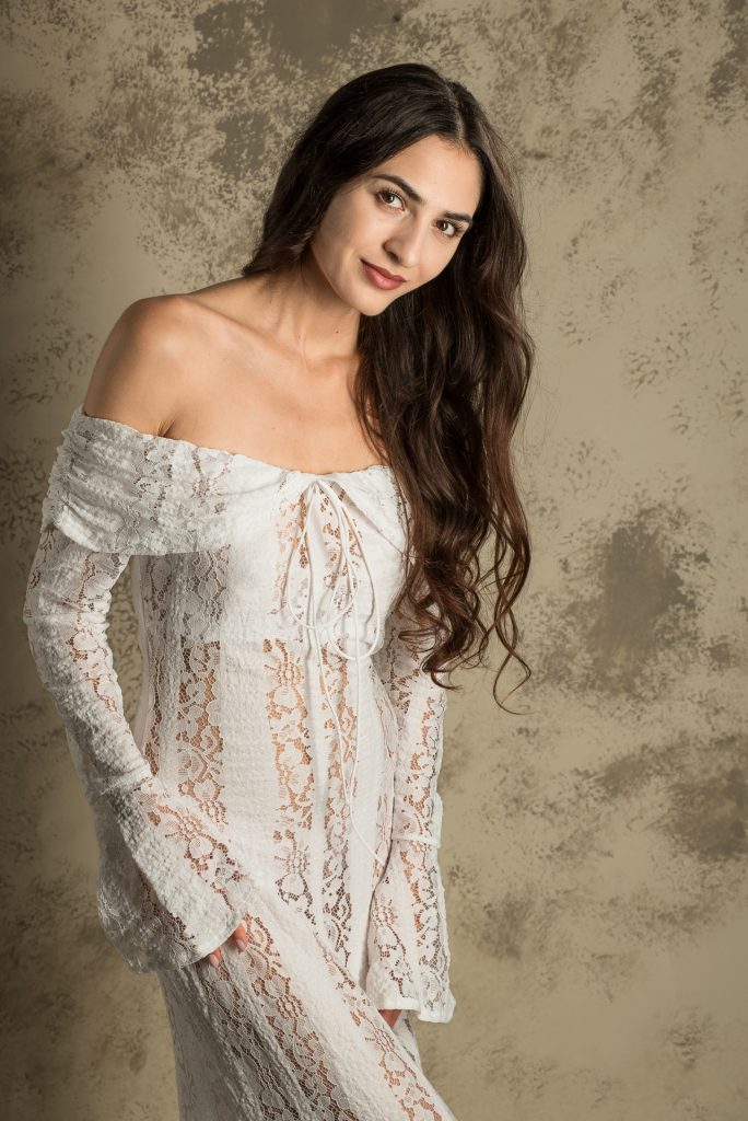 Studioportrait Frau im weißen Spitzenkleid vor handgemaltem Hintergrund, Portraitfotograf München