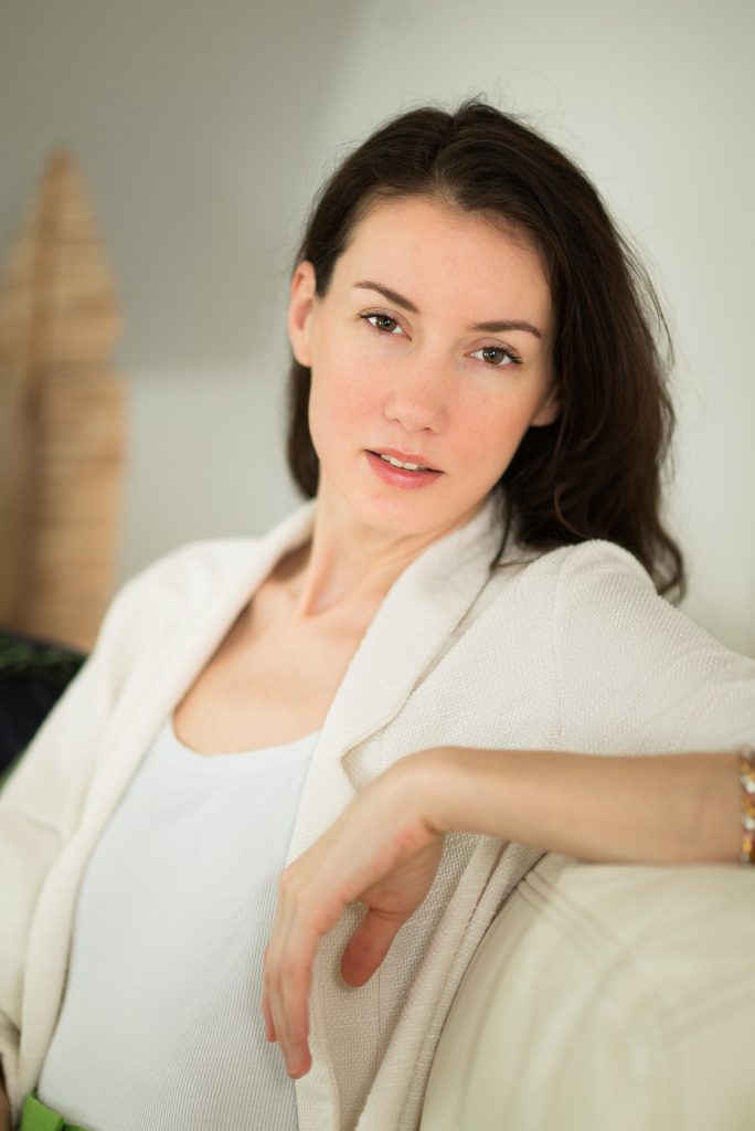 Business Portrait Frau in entspannter Pose, natürliche Indoor-Aufnahme – Portraitfotograf München