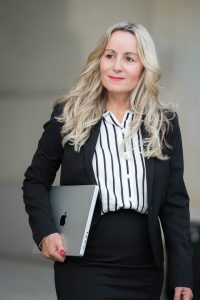 Business Portrait Frau im schwarzen Blazer mit Laptop, Businessfotograf München