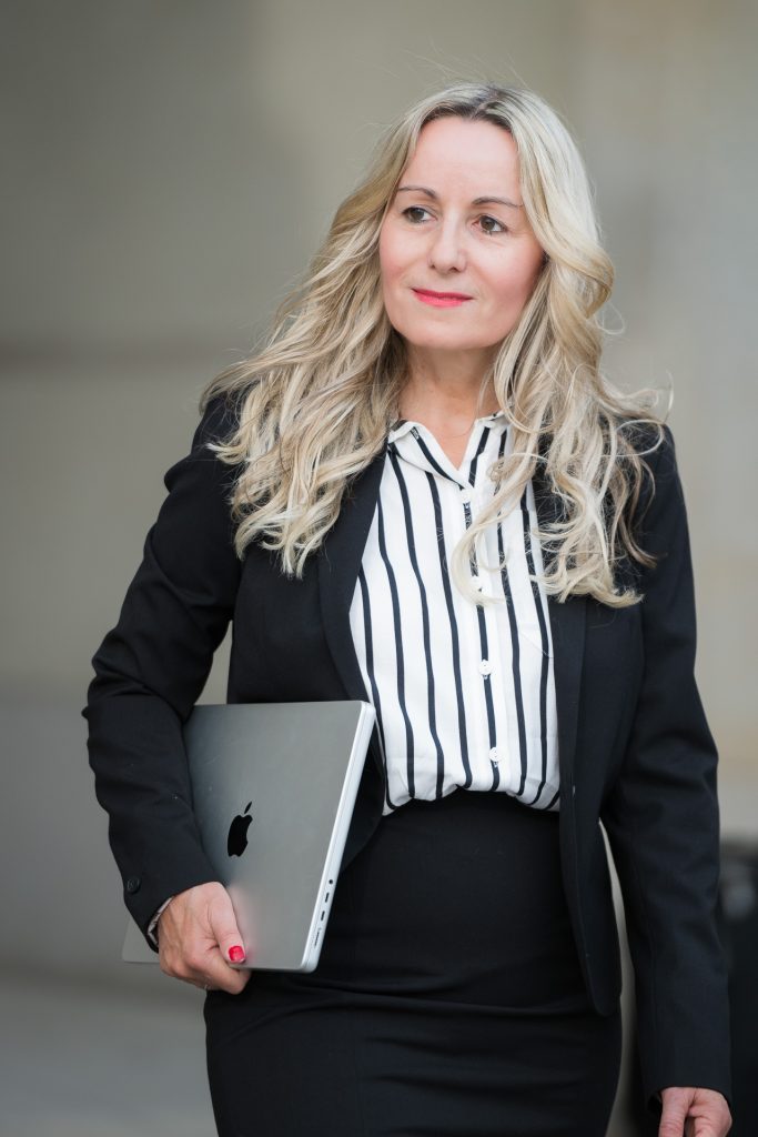 Business Portrait Frau im schwarzen Blazer mit Laptop, Businessfotograf München